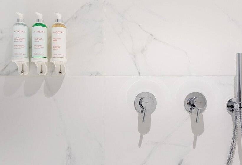 غرفة دور أخير, Helen Berger Boutique