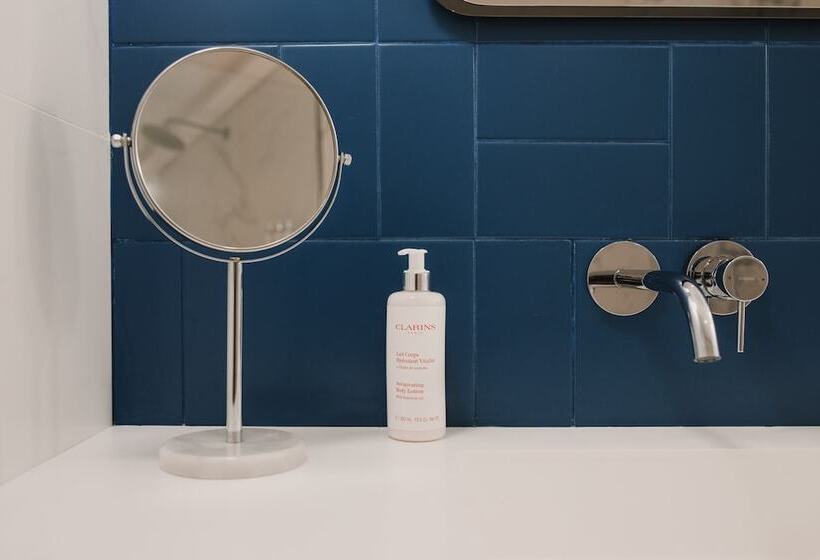 غرفة دور أخير, Helen Berger Boutique