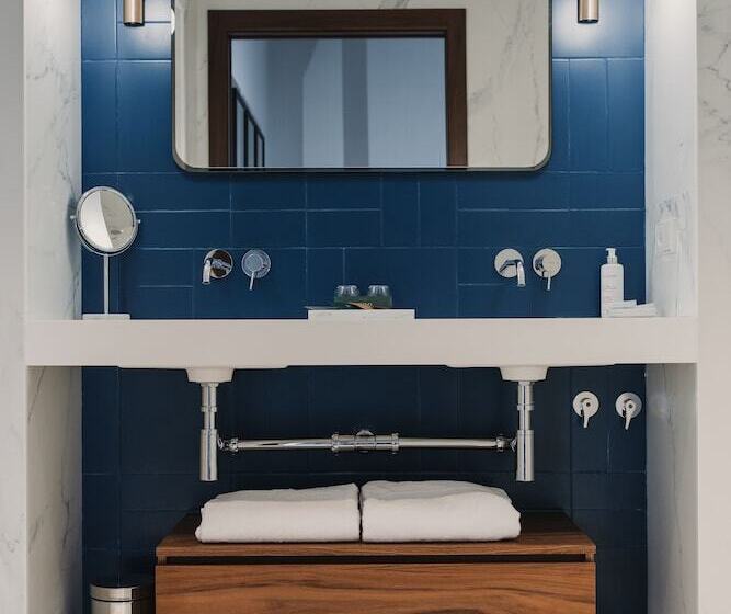 غرفة دور أخير, Helen Berger Boutique