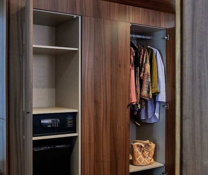 غرفة دور أخير, Helen Berger Boutique