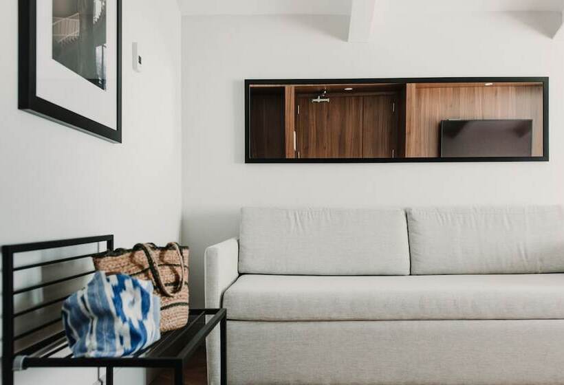 غرفة دور أخير, Helen Berger Boutique