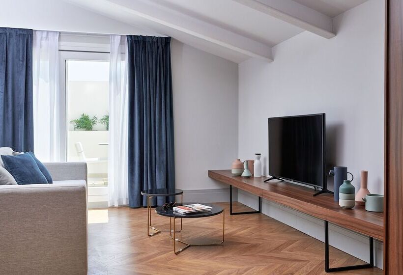 غرفة دور أخير, Helen Berger Boutique