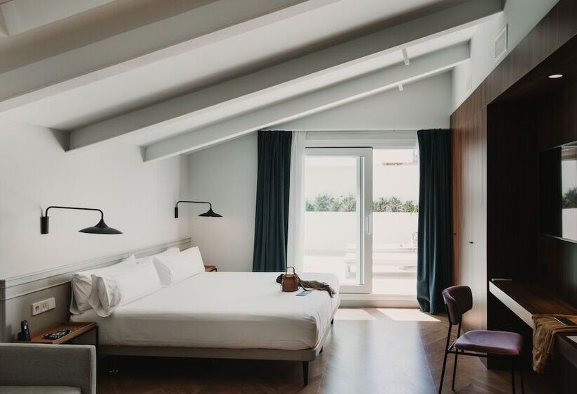 غرفة دور أخير, Helen Berger Boutique