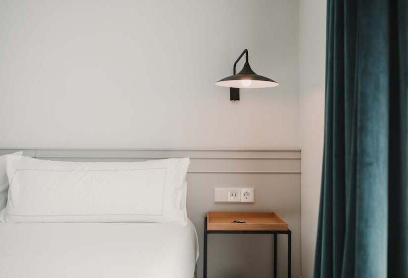 غرفة دور أخير, Helen Berger Boutique