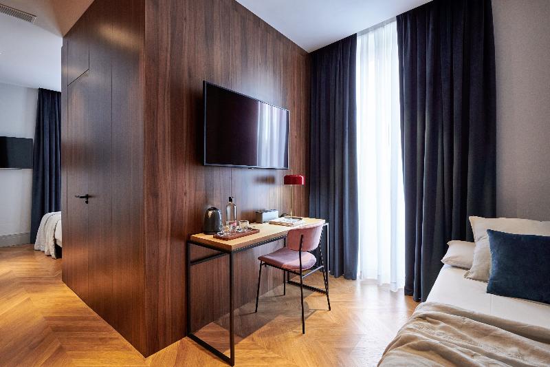 غرفة قياسية ثلاثية, Helen Berger Boutique