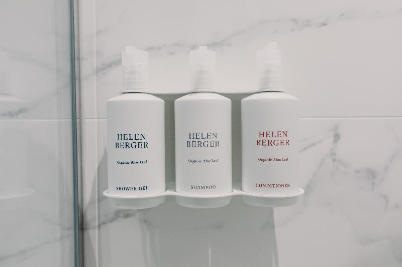 غرفة قياسية ثلاثية, Helen Berger Boutique