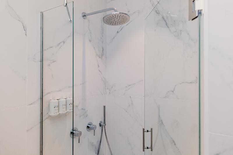 غرفة قياسية ثلاثية, Helen Berger Boutique