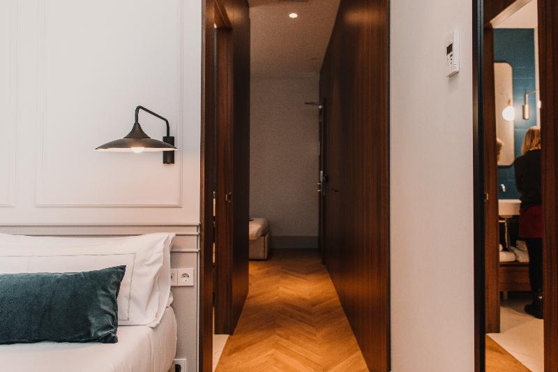 غرفة قياسية ثلاثية, Helen Berger Boutique