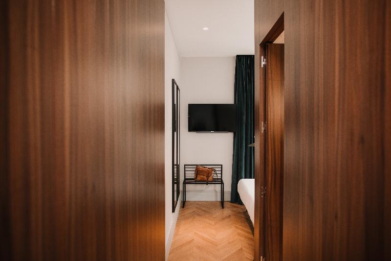 غرفة قياسية ثلاثية, Helen Berger Boutique