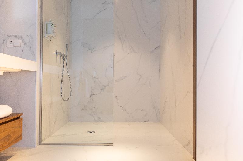 غرفة قياسية ثلاثية, Helen Berger Boutique