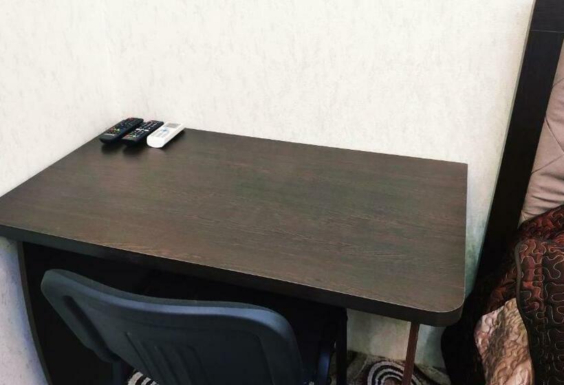 اتاق استاندارد سه نفره, Buston