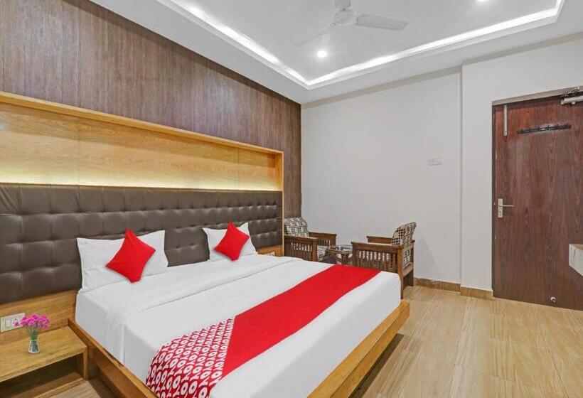 Quarto deluxe, Fab Prakash Inn