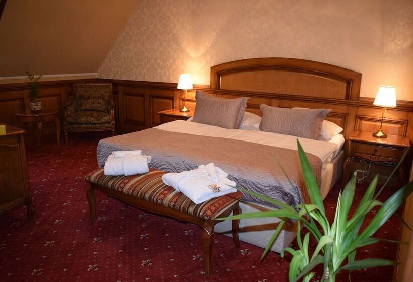 غرفة قياسية, Galicia Nueva, Castle