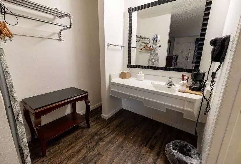 スタンダードトリプルルーム, American Inn & Suites Russellville