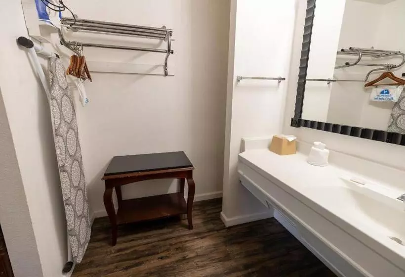 キングサイズベッドのスタンダードルーム, American Inn & Suites Russellville