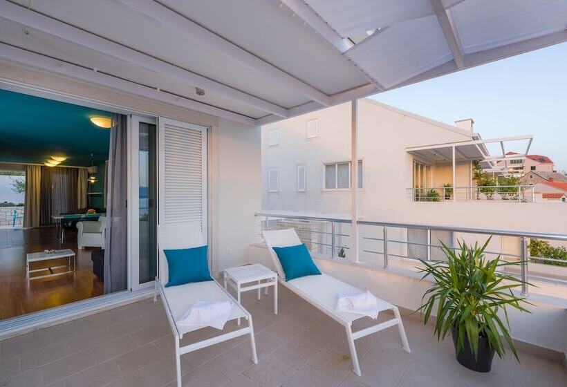 2 Bedroom Deluxe Apartment Sea View, Apartments Villa Azzurra Bol
