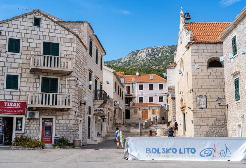 آپارتمان ممتاز دوخوابه رو به دریا, Apartments Villa Azzurra Bol