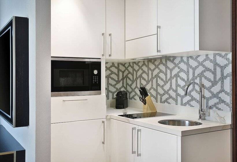 استودیوی لوکس, Hilton Doha The Pearl