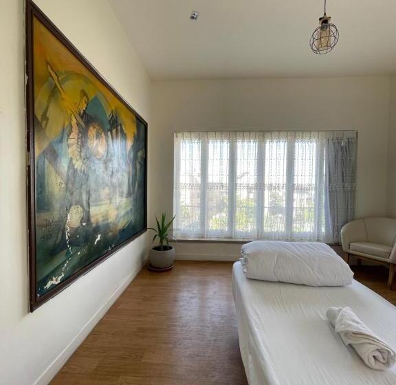 اتاق استاندارد چهار تخته, Battuta Hostel