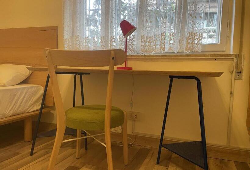 اتاق لوکس, Battuta Hostel