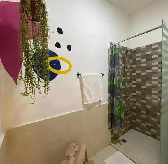 اتاق لوکس, Battuta Hostel