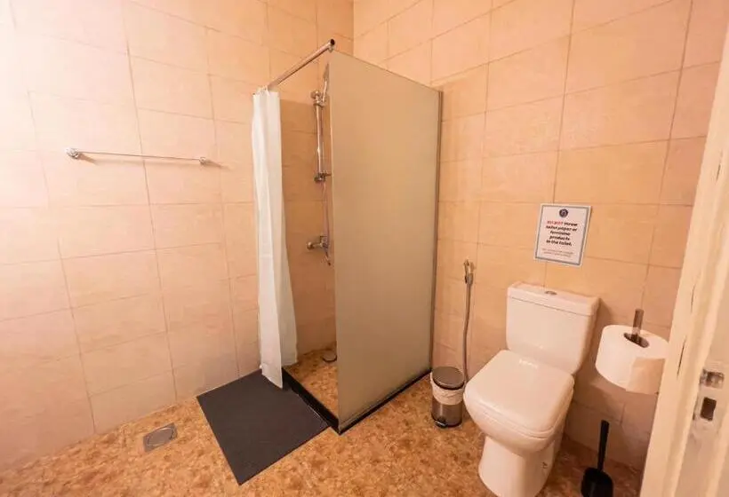 اتاق استاندارد با سرویس بهداشتی مشترک, Battuta Hostel