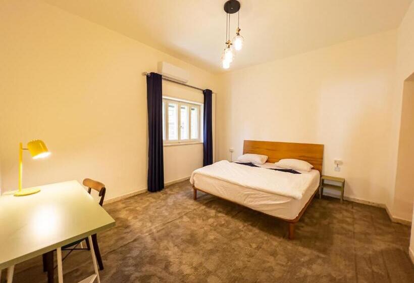 اتاق استاندارد با سرویس بهداشتی مشترک, Battuta Hostel