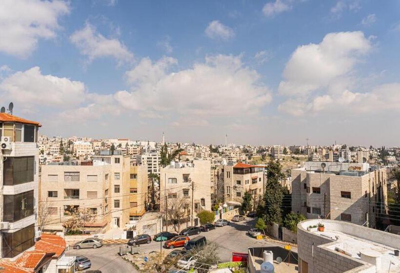 اتاق استاندارد با سرویس بهداشتی مشترک, Battuta Hostel