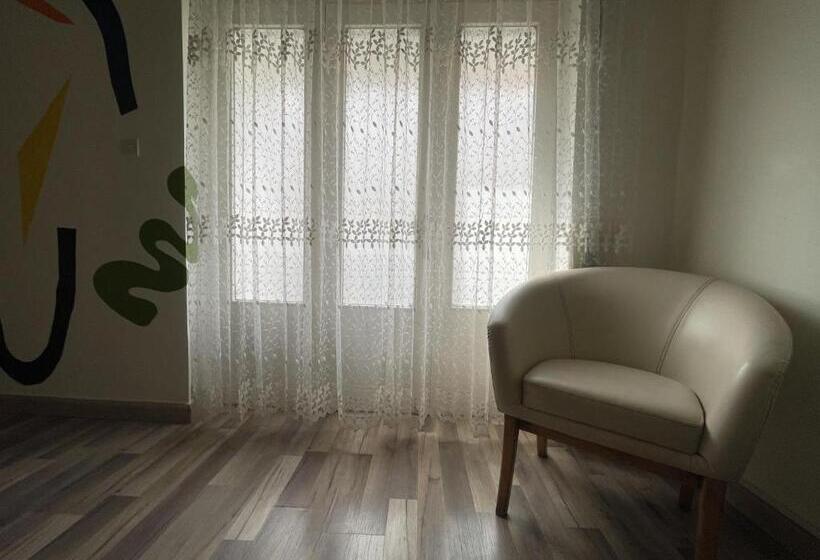 اتاق استاندارد با بالکن, Battuta Hostel