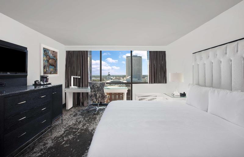 带大床的豪华间, Doubletree By Hilton Hotel Tallahassee