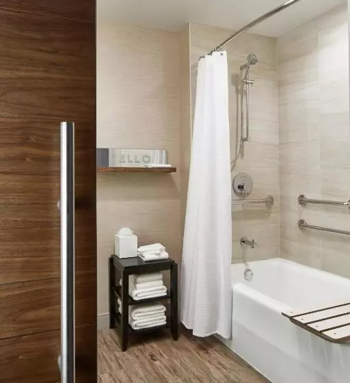 Standard-huone King-vuode, The Del Monte Lodge Renaissance Rochester Hotel & Spa