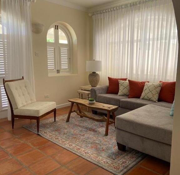 خانه 1 خوابه, Colleton Great House