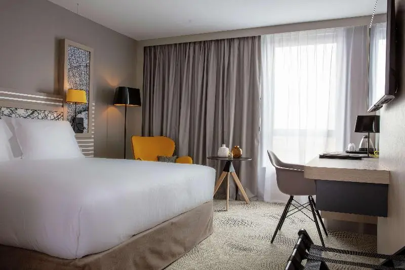 اتاق استاندارد با تخت بزرگ, Hilton Garden Inn Massy