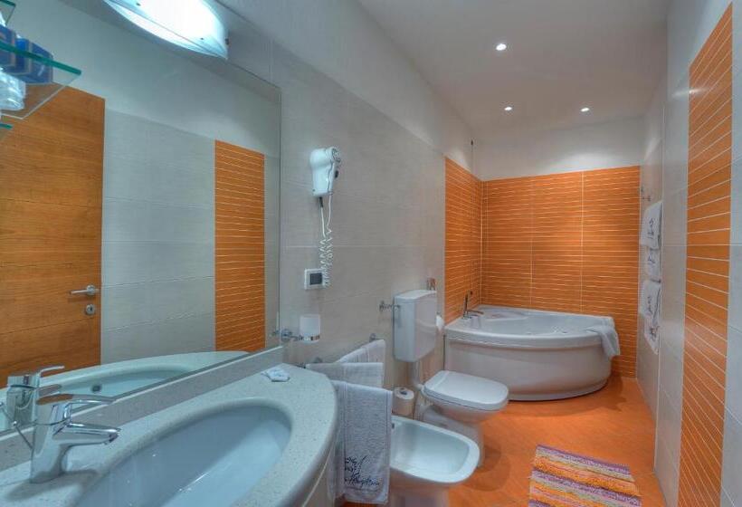 اتاق خانوادگی, Grande Albergo Marin