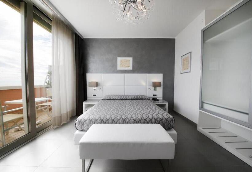 اتاق لوکس با چشم‌انداز دریا, Grande Albergo Marin