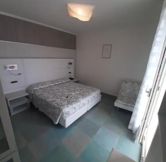 اتاق استاندارد سه تخته با بالکن, Grande Albergo Marin