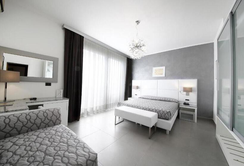 اتاق سه نفره سوپریور با چشم‌انداز دریا, Grande Albergo Marin