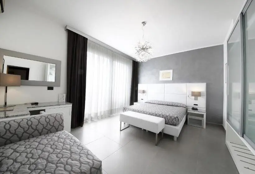 اتاق سه نفره سوپریور با چشم‌انداز دریا, Grande Albergo Marin