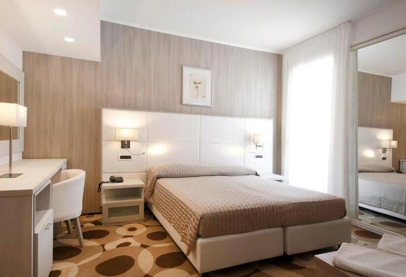 اتاق استاندارد چهارنفره با بالکن, Grande Albergo Marin