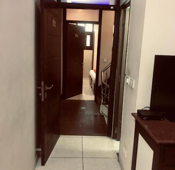 Ekonomiskt Rum, Leela Residency