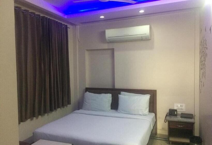 Ekonomiskt Rum, Leela Residency