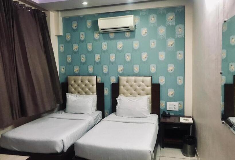 Ekonomiskt Rum, Leela Residency