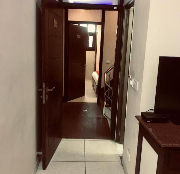 Ekonomiskt Rum, Leela Residency