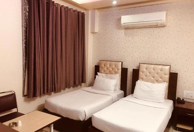 Ekonomiskt Rum, Leela Residency