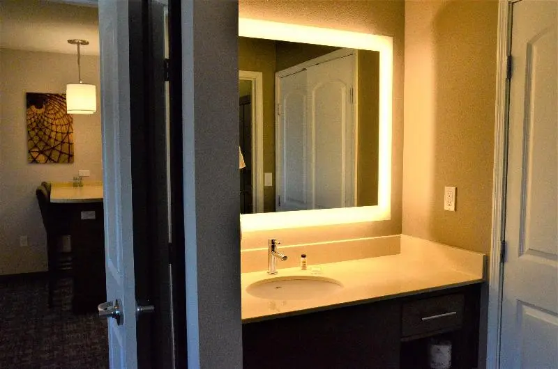 キングサイズベッドのスイートルーム, Staybridge Suites   Orenco Station, An Ihg