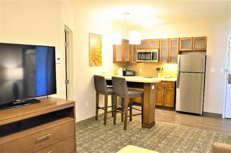 キングサイズベッドのスイートルーム, Staybridge Suites   Orenco Station, An Ihg
