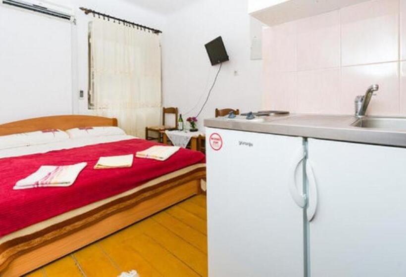 スタンダードスタジオ, Rooms Kisic