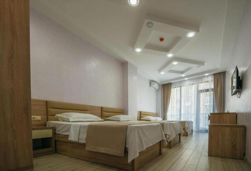 اتاق استاندارد سه نفره, Batumi Palace