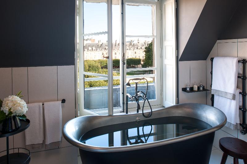 Camera Deluxe, Cour Des Vosges   Evok Collection