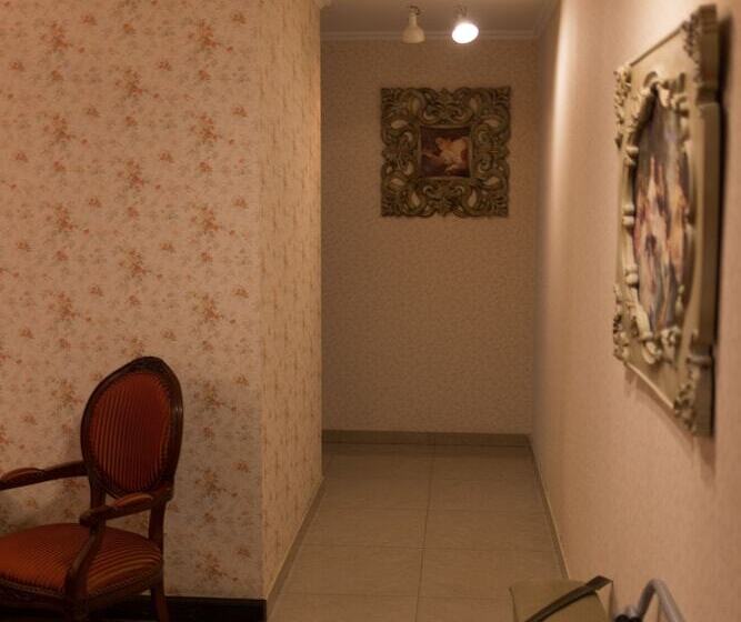 חדר משפחתי, Rasslabonov Country Home